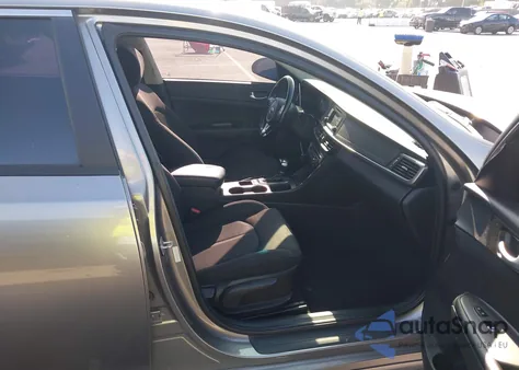 2017 Kia Optima Lx Turbo z USA, uszkodzony, nr VIN 5XXGT4L17HG148612